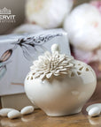 Contenitore in Porcellana Traforata con Fiore e Confetti. Hervit Creations