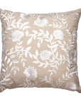 Cuscino quadrato ricamato beige e bianco. L'oca nera
