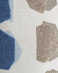 Cuscino quadrato bianco con intarsi blu, giallo e tortora. L'oca nera
