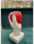 Statua mano con cuore colore rosso, in porcellana lucida. Amage
