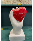 Statua mano con cuore colore rosso, in porcellana lucida. Amage