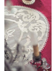 Tovaglia in velluto con bordo in pizzo e rosone centrale, colore bordeaux, Linea Velvet & lace, 160 x 160. Blanc Mariclò (Copia)