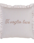 Cuscino quadrato con 3 gale a righe beige con scritta ricamata "Ti voglio bene". Blanc Mariclò