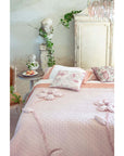 Cuscino con gale, trapuntato, colore rosa, con fiore a rilievo. Blanc Mariclò