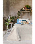 Trapunta matrimoniale, colore beige, con decoro a rilievo. Blanc Mariclò