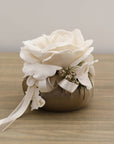 Puffo piccolo seta tortora con 1 rosa, ortensie velluto e nastri. Fiori di lena