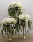 Alzata in vetro misura piccola con decoro natalizio, peonie, pino e ortensie bianche. Fiori di lena