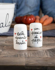 Set sale e pepe in gres decoro "Sale quanto basta" e "Un pizzico di Pepe" bianco con scritta in nero. Simple day