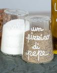 Set sale e pepe in vetro borosilicato decoro "Sale quanto basta" e "Un pizzico di Pepe" trasparente con scritta in bianco. Simple day