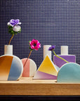 Vaso bottiglia triangolo, Linea Pastel, in ceramica multicolor, H. 23 cm. Tognana