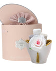 Cappelliera rosa con vaso bianco e oro in ceramica e lavette. Hervit Creations