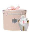 Cappelliera rosa con vaso bianco e oro in ceramica e lavette. Hervit Creations