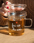 Mug con infusore decoro "Fai ciò che ami", trasparente con scritta bianca e cuore rosso. Simple day