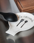 Poggiamestoli bianco con decoro "Sto cucinando". Simple day