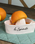 Spremiagrumi bianco con decoro "La spremuta" scritta in nero. Simple day