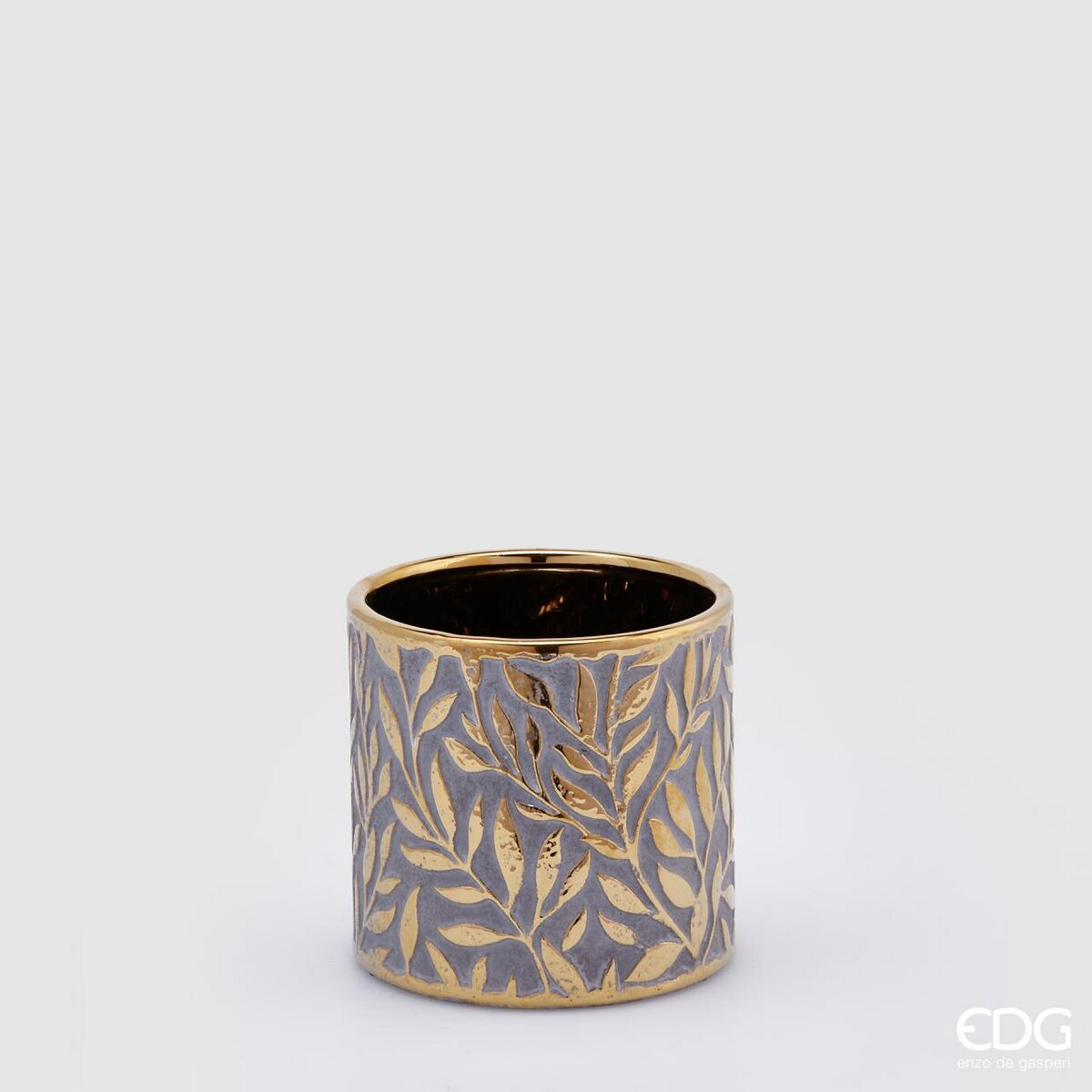 Vaso bombato, in alluminio martellato, interno madreperlato H. 25 diametro 34cm. EDG