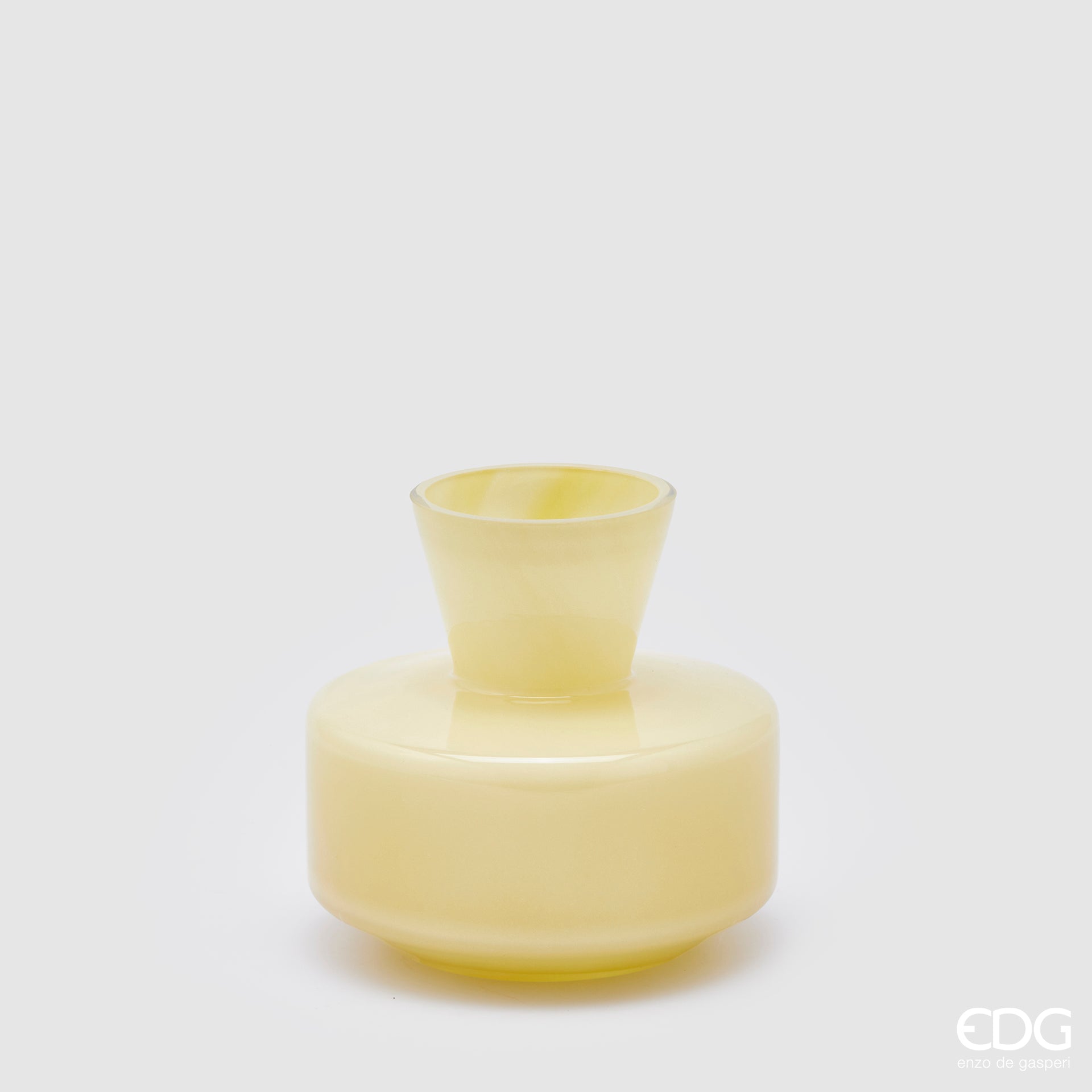 Vaso rotondo con collo, misura piccola H.15xD.16cm., in vetro, giallo. EDG