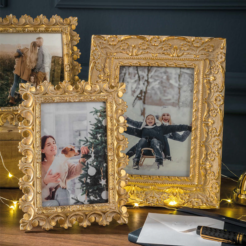 Portafoto piccolo dorato con ornamenti barocchi. L'oca nera