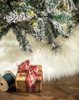 Copribase per albero di natale di colore beige, in finta pelliccia. L'oca nera