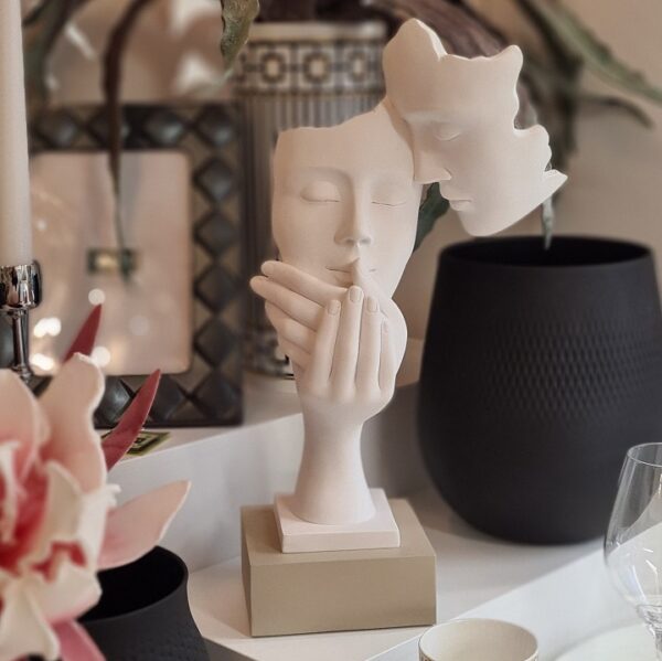 Scultura coppia face, H. 39 cm., bianco base nocciola. Bongelli