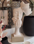 Scultura coppia face, H. 39 cm., bianco base nocciola. Bongelli