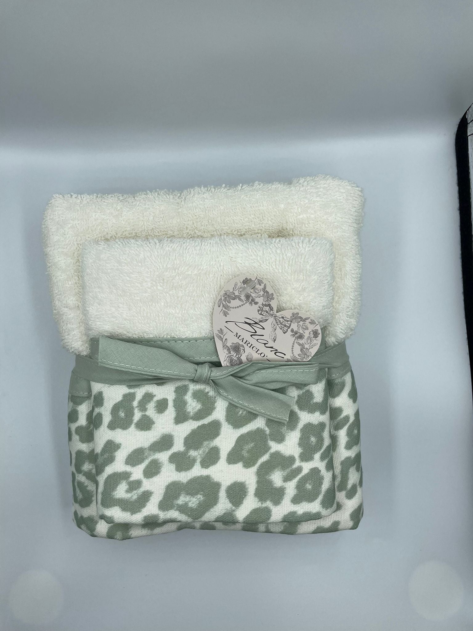 Coppia spugna 420 gsm, colore bianco/leopardato verde. Blanc Mariclò