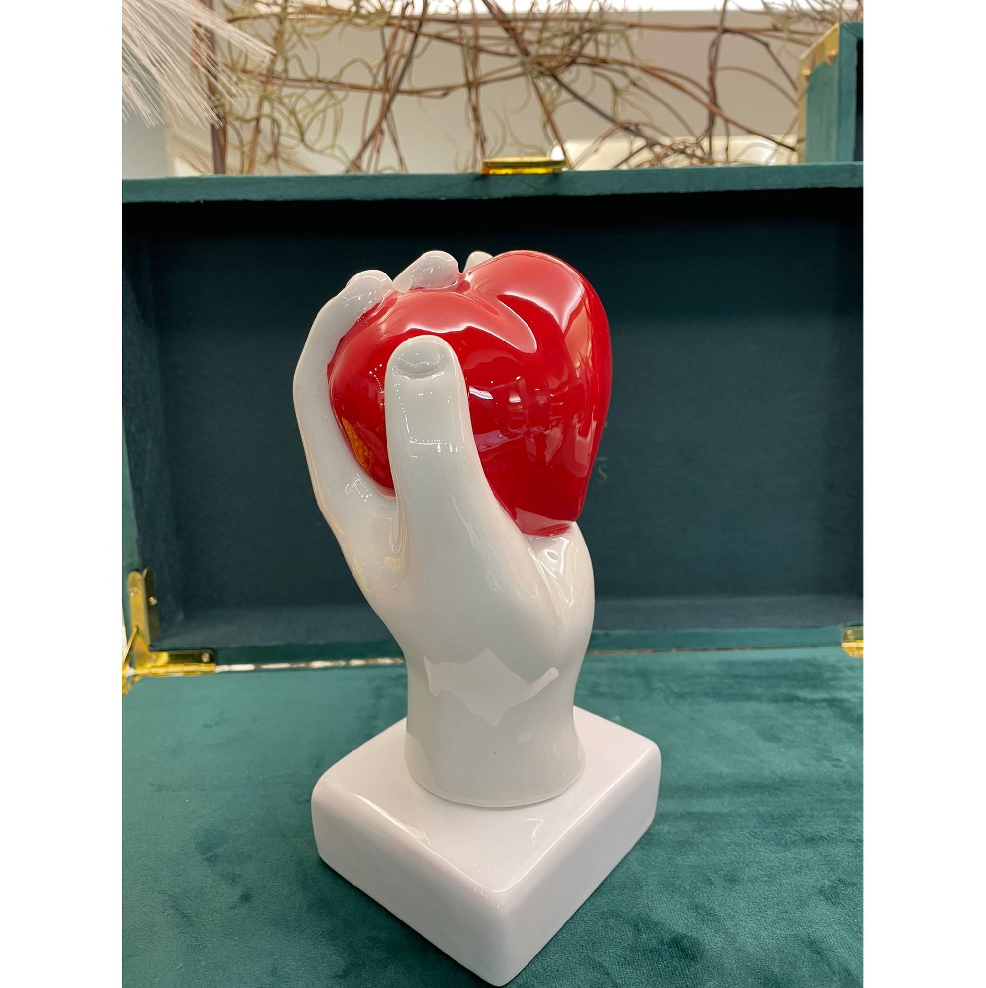 Statua mano con cuore colore rosso, in porcellana lucida. Amage