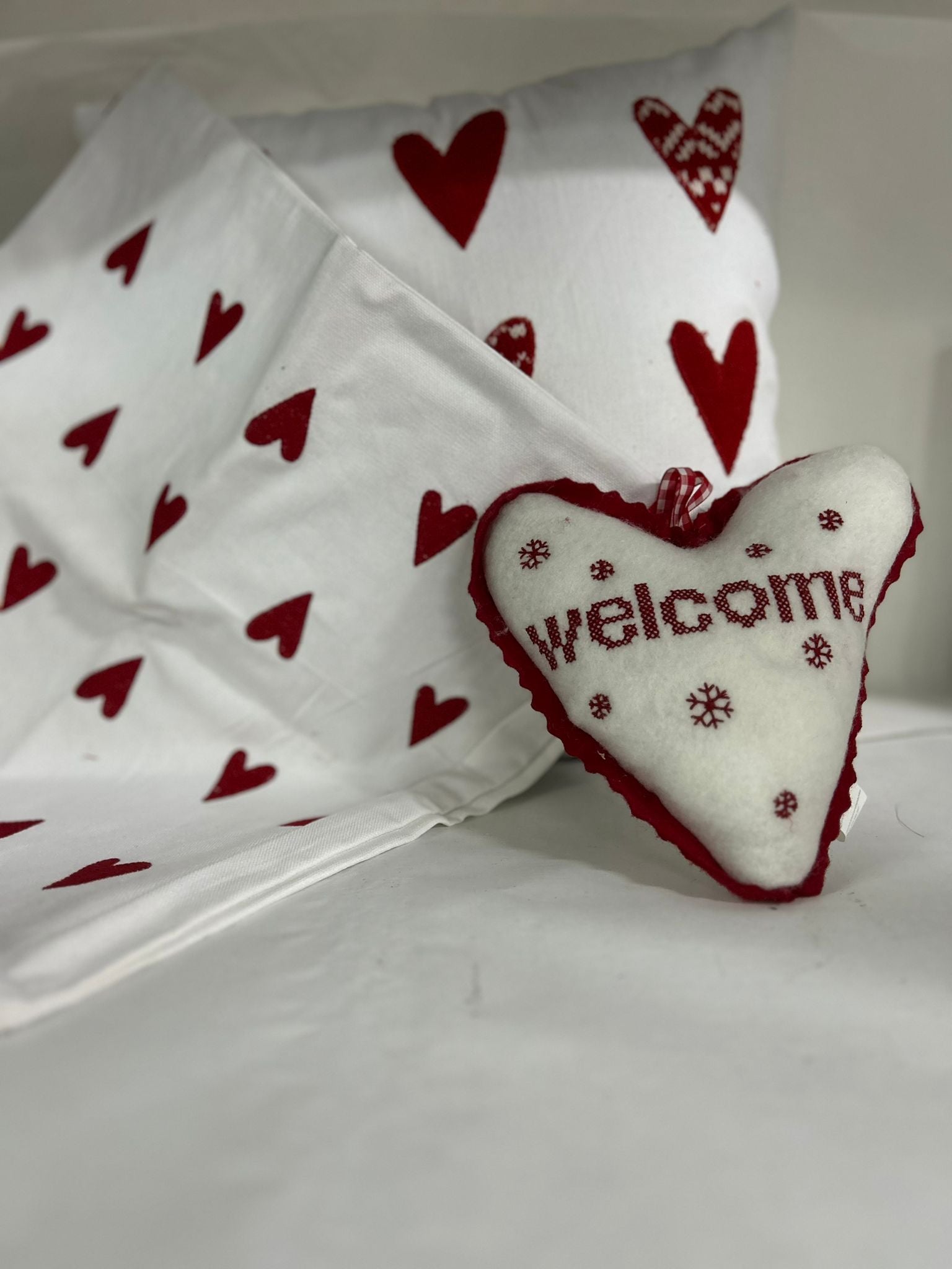 Set 2 copricuscini con cuori+1 cuscino cuore WELCOME