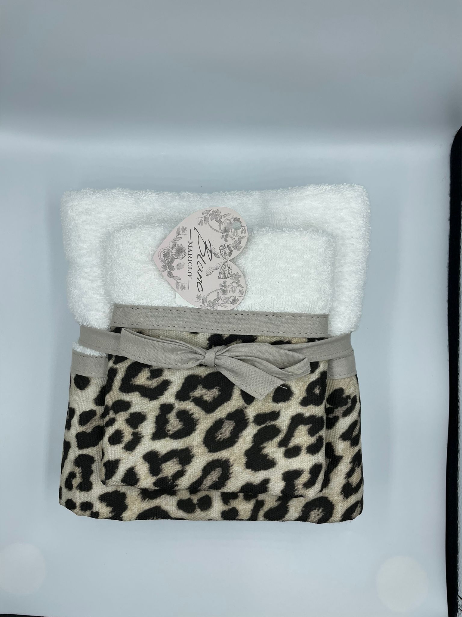 Coppia spugna 420 gsm, colore bianco/leopardato. Blanc Mariclò