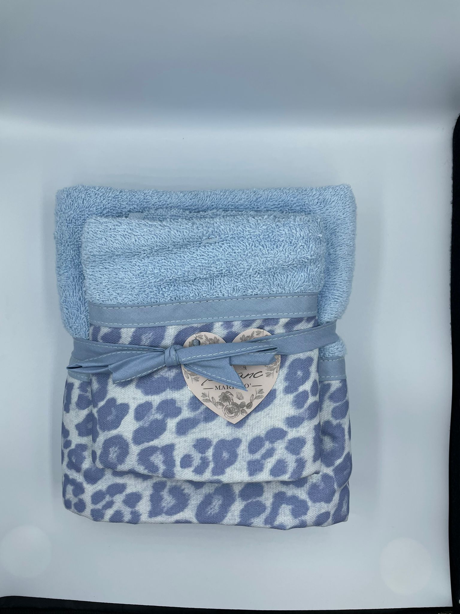 Coppia spugna 420 gsm, colore celeste/leopardato celeste. Blanc Mariclò