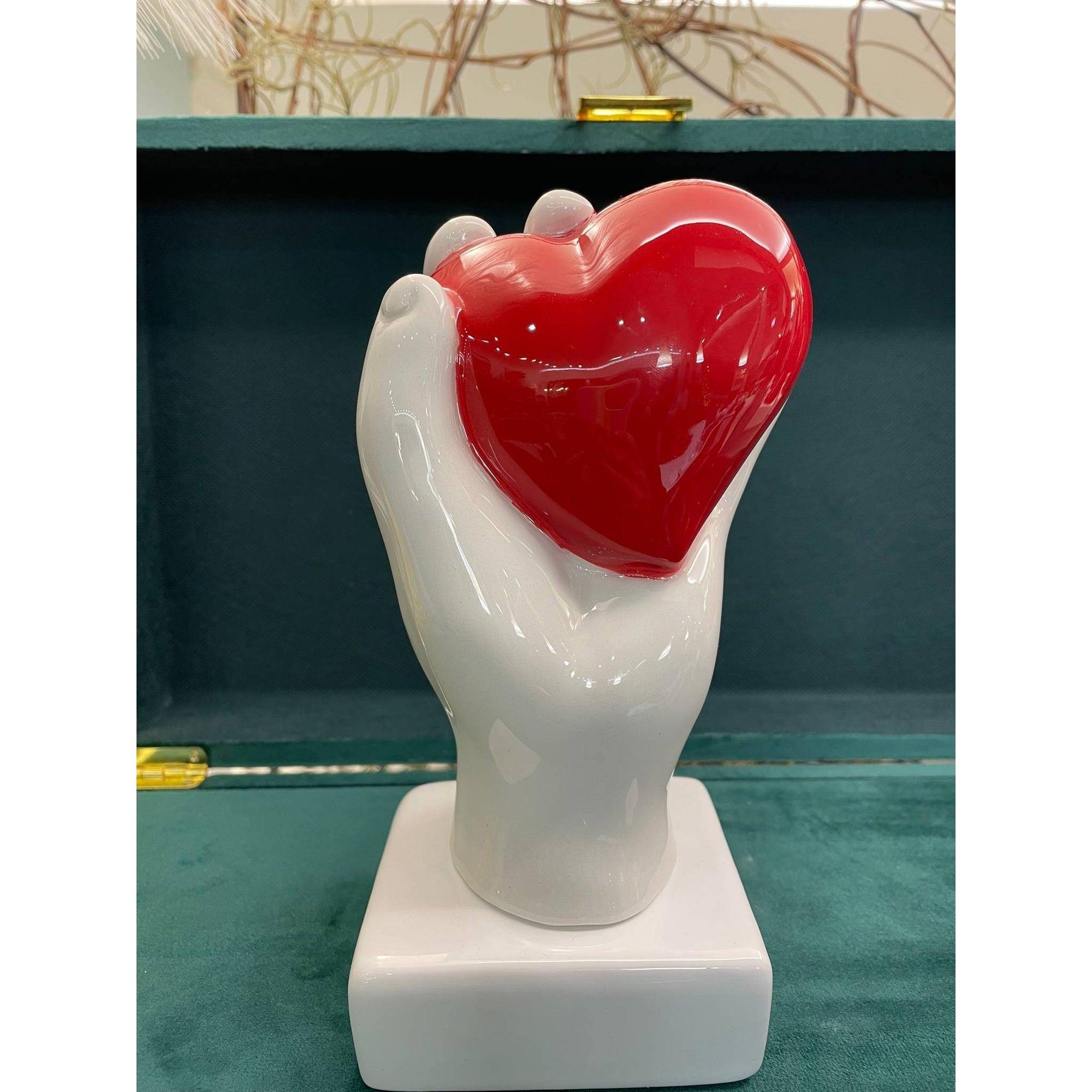 Statua mano con cuore colore rosso, in porcellana lucida. Amage