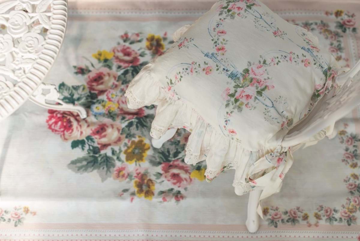 Cuscino con gala e pizzo e rose. Blanc Mariclò