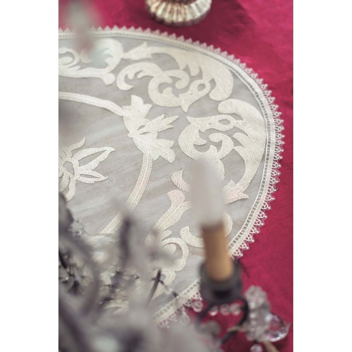 Tovaglia in velluto con bordo in pizzo e rosone centrale, colore bordeaux, Linea Velvet &amp lace, 160x300. Blanc Mariclò