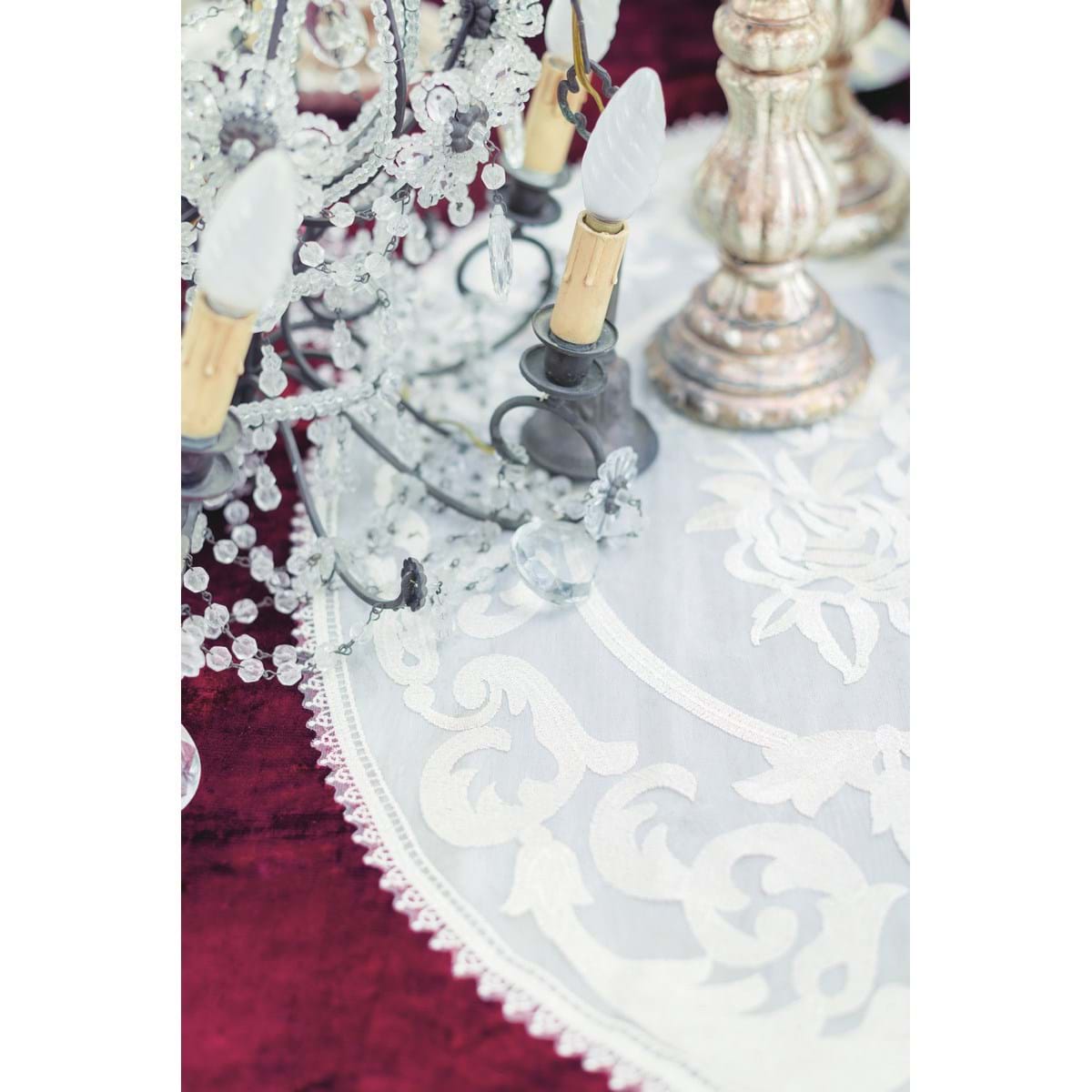 Tovaglia in velluto con bordo in pizzo e rosone centrale, colore bordeaux, Linea Velvet &amp lace, 160 x 160. Blanc Mariclò (Copia)