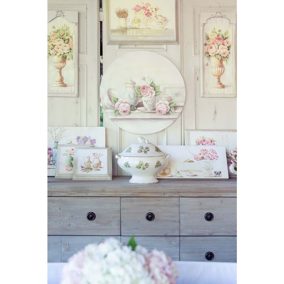 Quadro con vasi e fiori, rose e giacinti, su comò, misura 51 X 3 X 35 cm., senza cornice. Blanc Mariclò