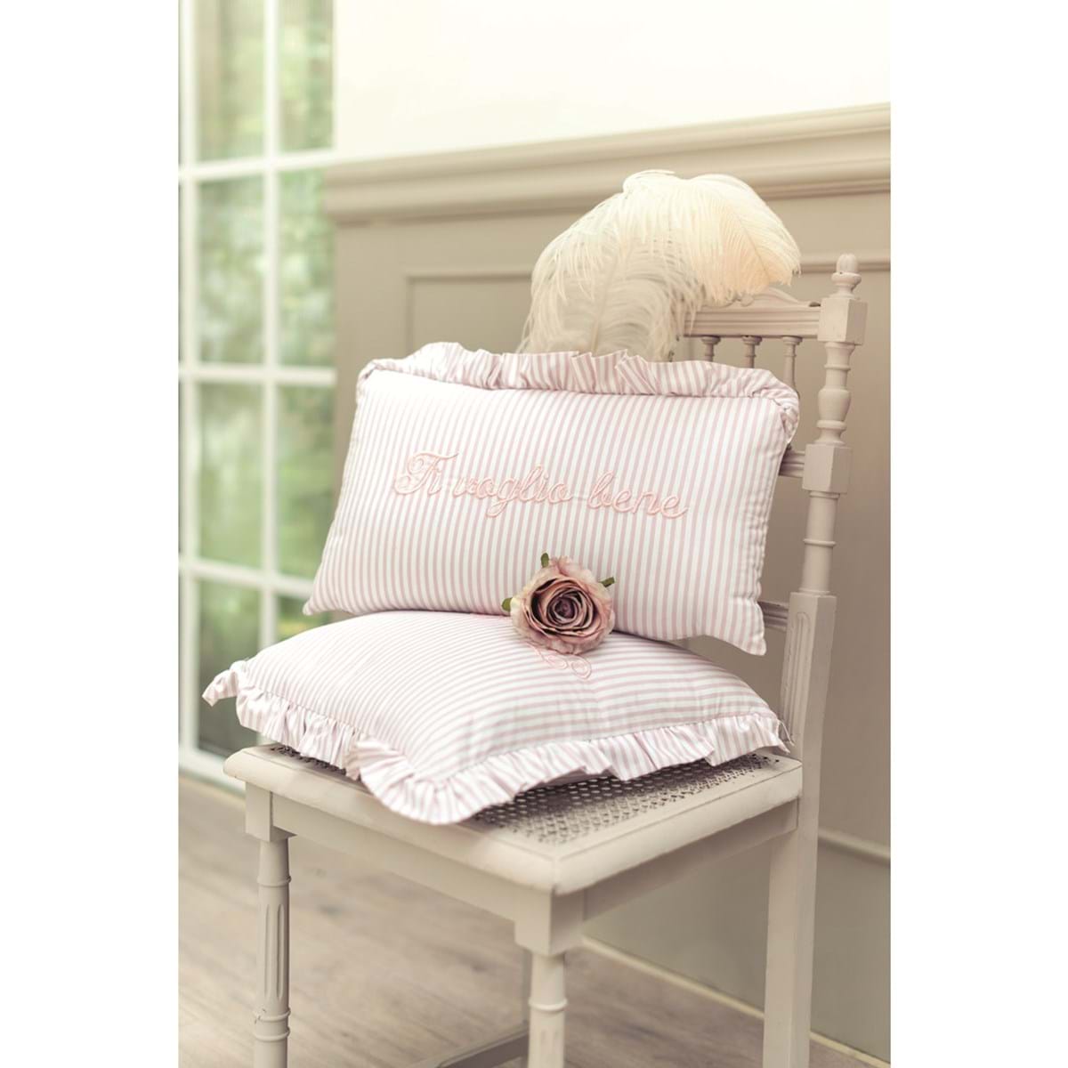 Cuscino quadrato con 3 gale a righe beige con scritta ricamata "Ti voglio bene". Blanc Mariclò