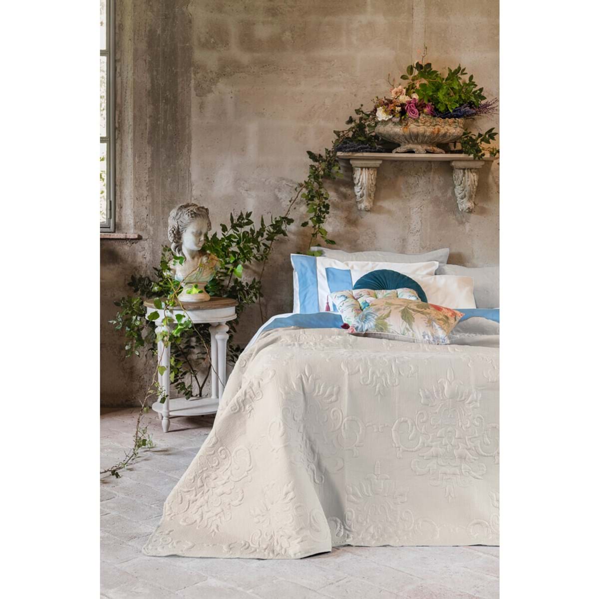Trapunta matrimoniale, colore beige, con decoro a rilievo. Blanc Mariclò