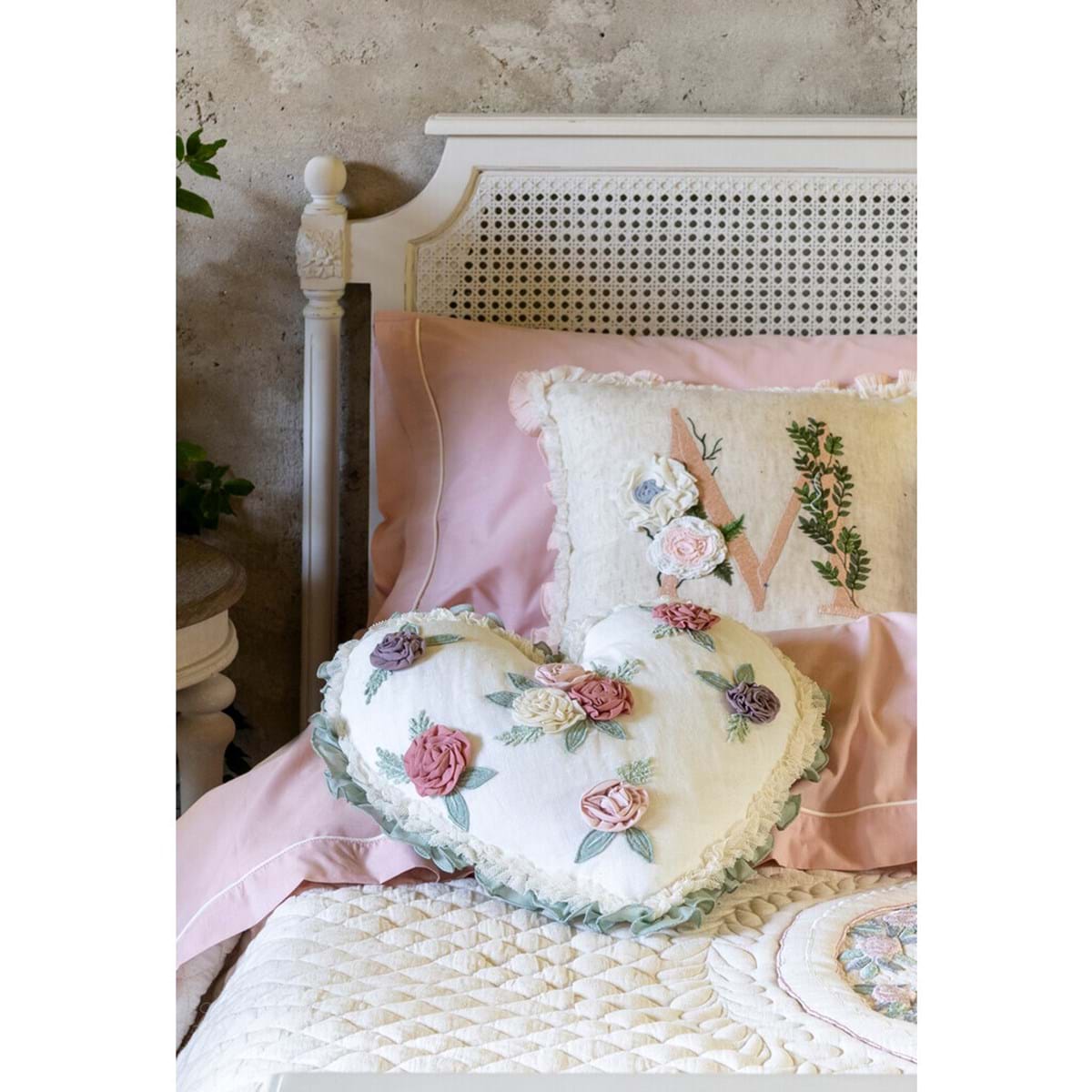 Cuscino a cuore con rose Linea Sapphire, 45x45 cm. Blanc Mariclò
