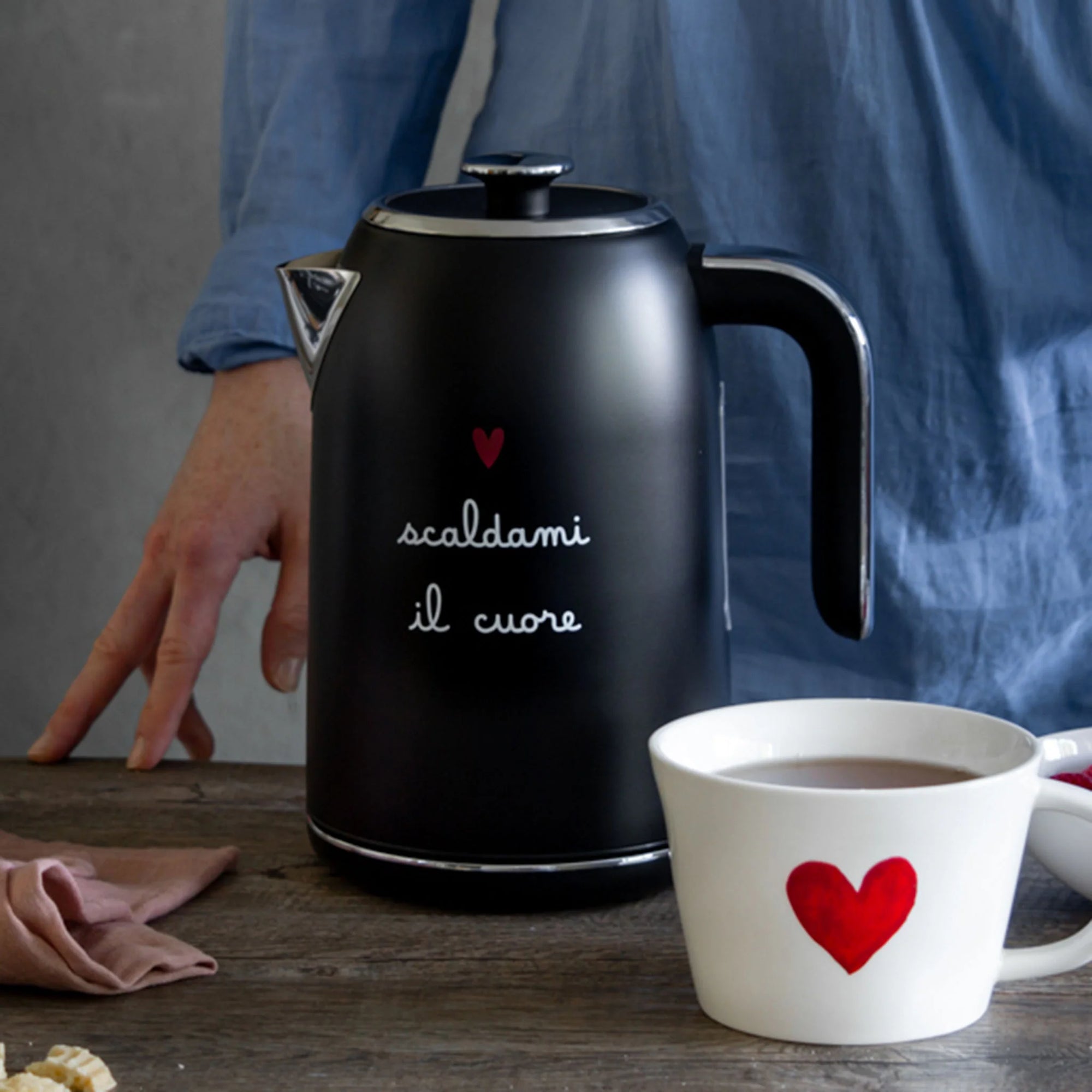 Bollitore elettrico decoro &quot;Scaldami il cuore&quot; colore nero. Simple day