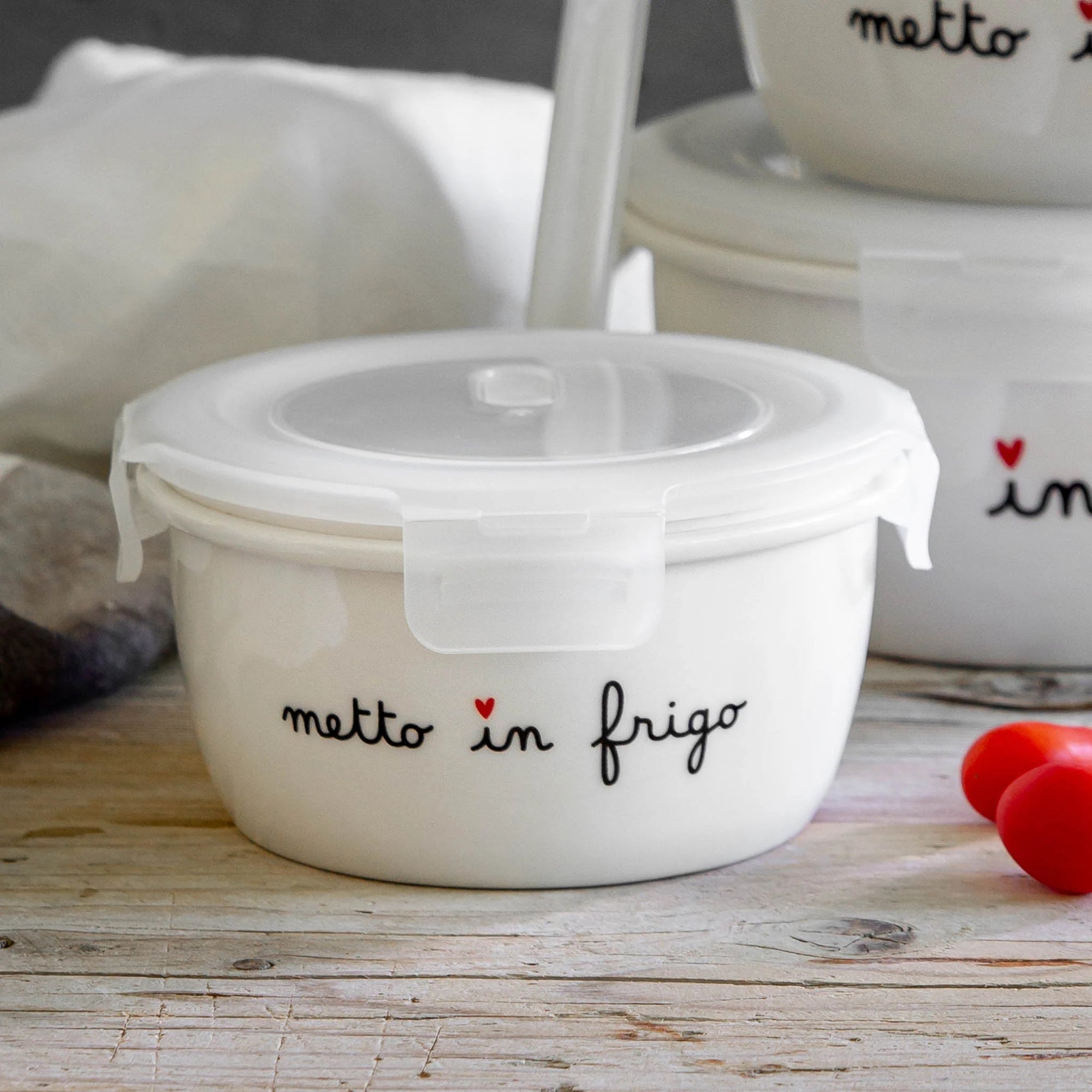Contenitore ermetico rotondo misura L in gres decoro &quot;Metto in frigo&quot;. Simple day