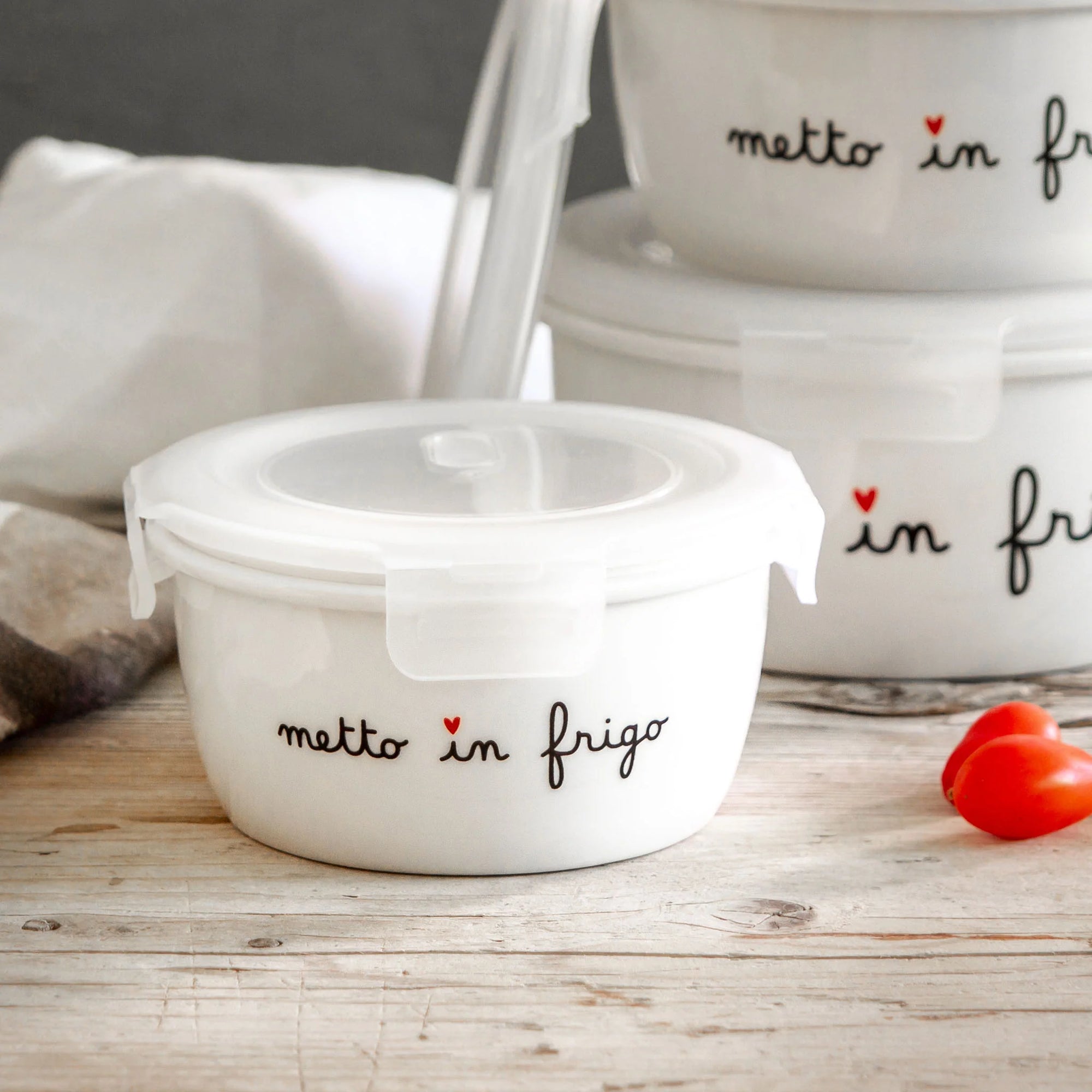 Contenitore ermetico rotondo misura M in gres decoro &quot;Metto in frigo&quot;. Simple day