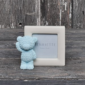 Cornice quadrata con orsetto in resina, colore azzurro, misura 13x11 cm. Henriette