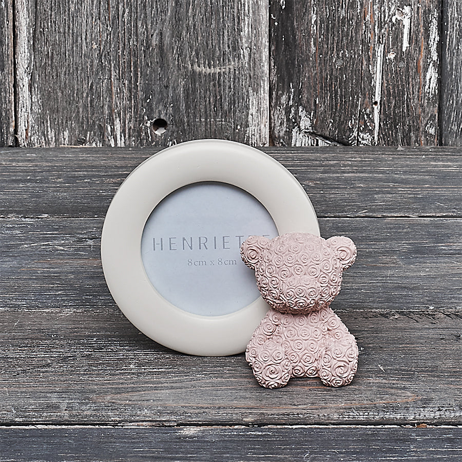 Cornice tonda con orsetto in resina, colore rosa, misura 13x11 cm. Henriette