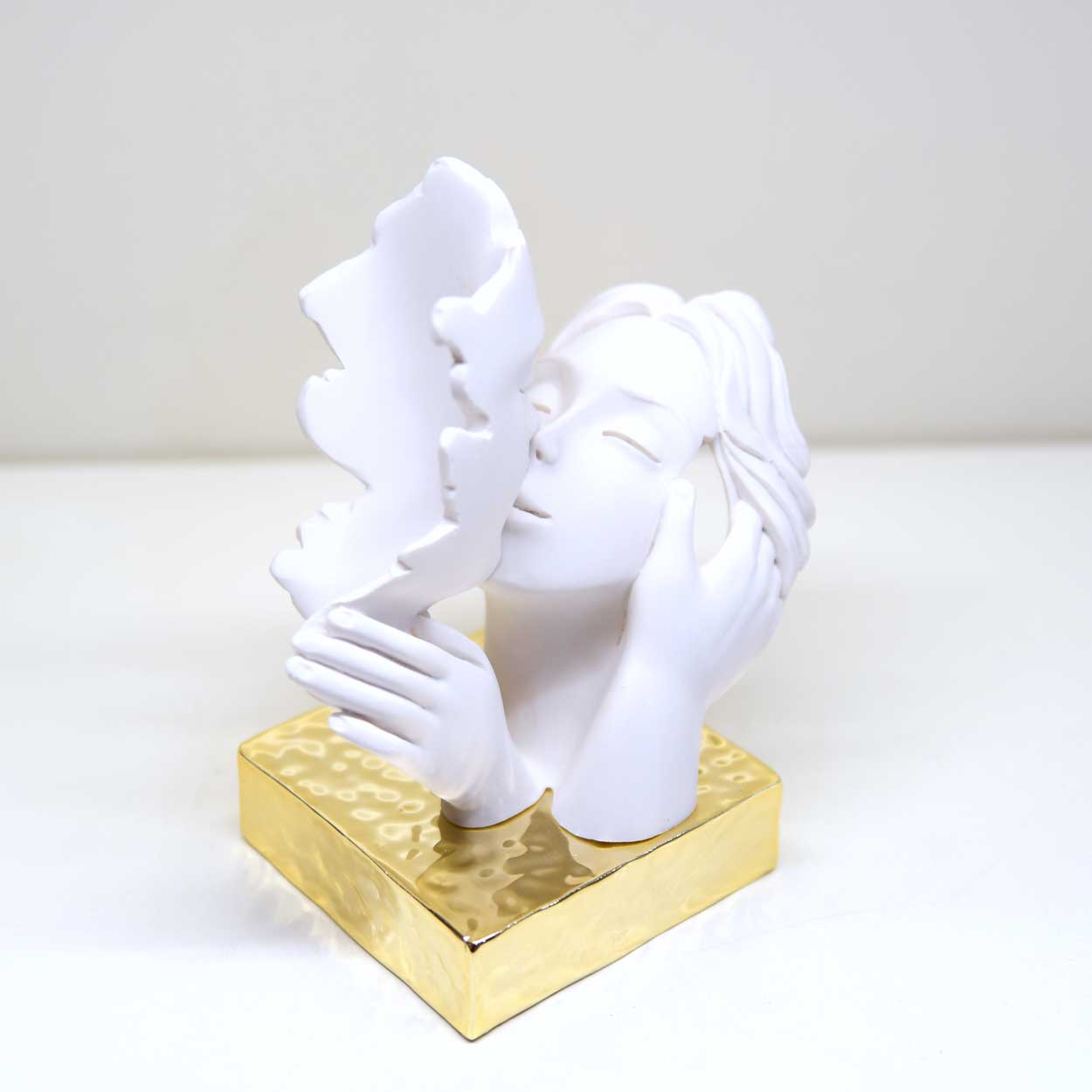 Scultura coppia mani face, 14X11 cm. bianco base oro. Bongelli