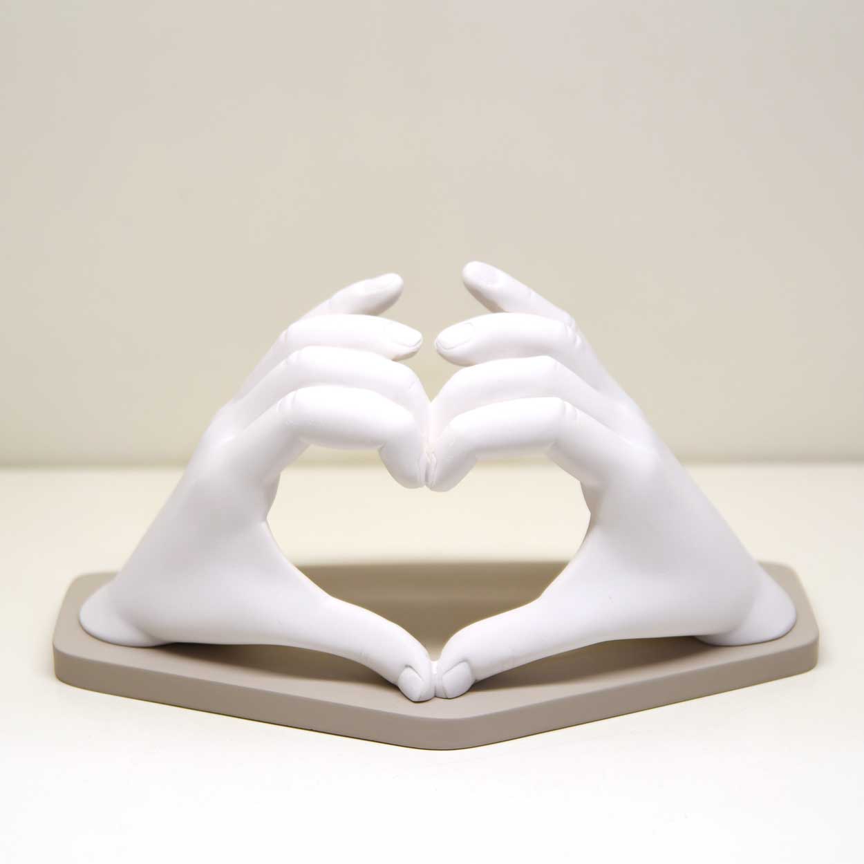 Scultura mani cuore, 16x9cm., misura piccola bianco base nocciola. Bongelli