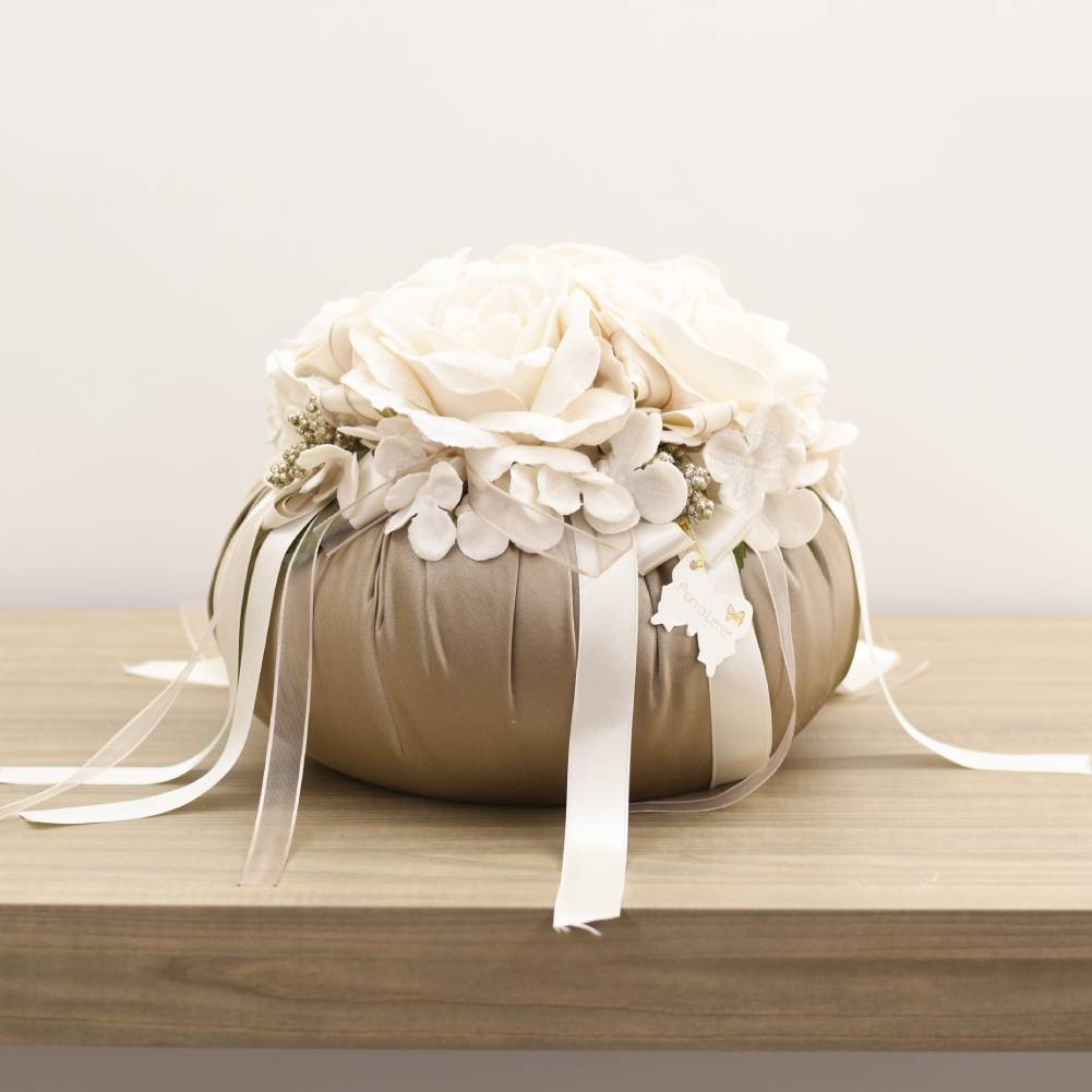 Puffo grande seta tortora con 4 rose, ortensie velluto e nastri. Fiori di lena