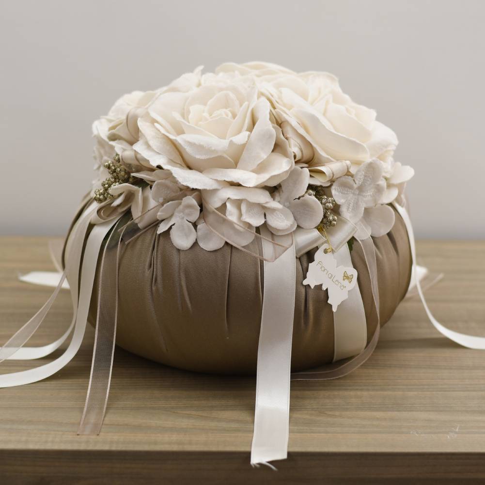 Puffo grande seta tortora con 4 rose, ortensie velluto e nastri. Fiori di lena