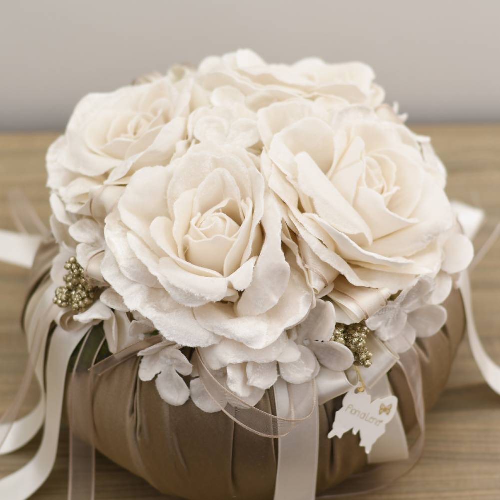 Puffo grande seta tortora con 4 rose, ortensie velluto e nastri. Fiori di lena