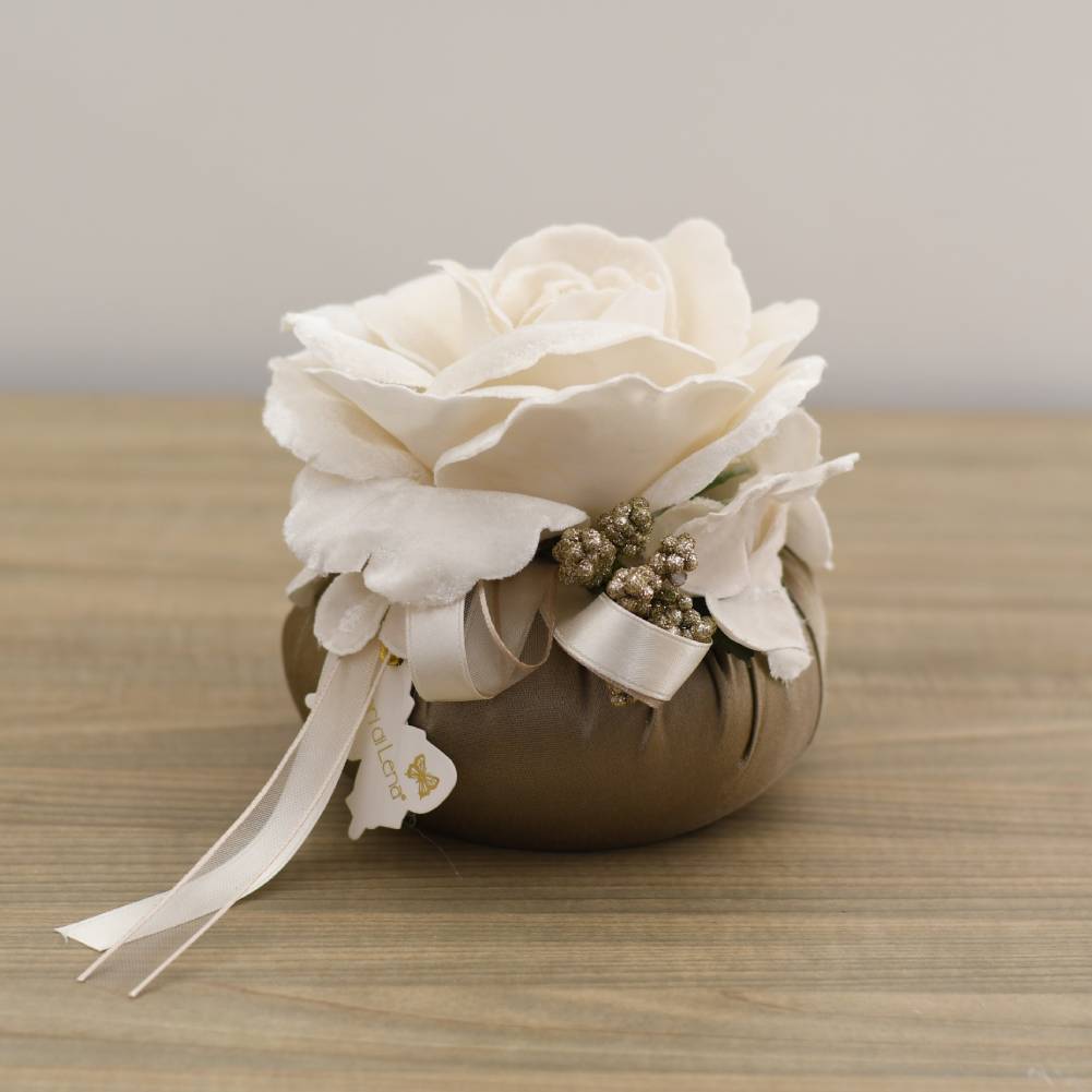 Puffo piccolo seta tortora con 1 rosa, ortensie velluto e nastri. Fiori di lena