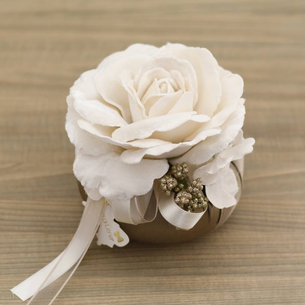 Puffo piccolo seta tortora con 1 rosa, ortensie velluto e nastri. Fiori di lena